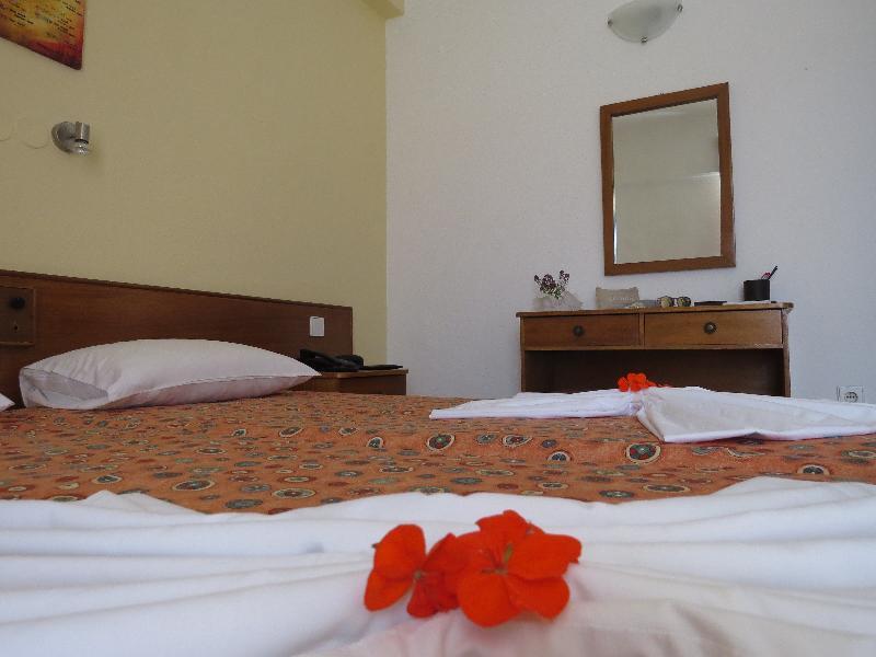 Maritime Hotel Apartments Petaloudes Екстериор снимка